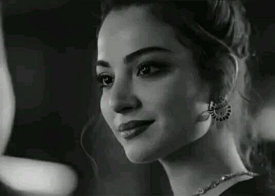 عُيُونِها، تَفْرِضُ حُضُورًا لَا يُقَاوَمُ..💗