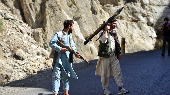 Barmakiyan's tweet image. Breaking!
Tajik fighters under Ahmad Massoud’s command have overrun Taliban checkpoints this morning in the Khost-Fering district of upper Panjshir Valley and captured the entire district.