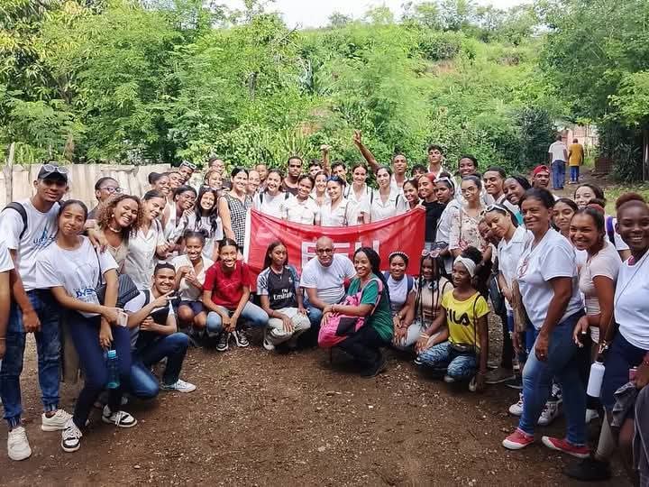Otra vez nuestros muchachos de la <a href="/FeuCuba/">FEU de Cuba</a> demuestran que el compromiso estudiantil va más allá de las aulas. Las Guerrillas 13 de Marzo se activaron en #SantiagoDeCuba y nuestros jóvenes recorren comunidades en una pesquisa activa contra las arbovirosis. Bien por ustedes.