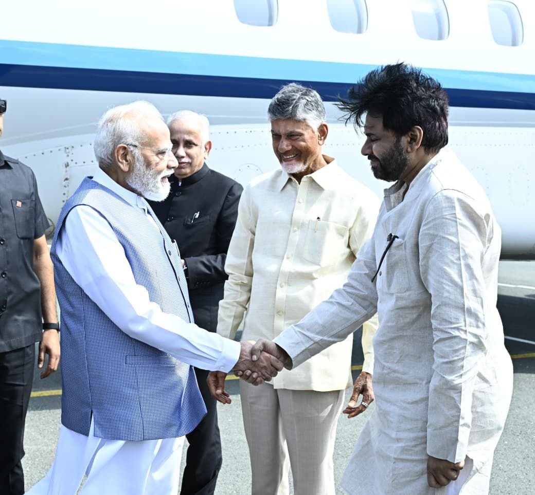 ddyadagirinews's tweet photo. ఆంధ్రప్రదేశ్ పర్యటనకు విచ్చేసిన ప్రధాన మంత్రి @NarendraModi కి కర్నూలు విమానాశ్రయంలో స్వాగతం పలికిన గవర్నర్ జస్టిస్ అబ్దుల్ నజీర్, ముఖ్యమంత్రి @NCBN, ఉప ముఖ్యమంత్రి @PawanKalyan
@governorap
#PMModiInAP #Kurnool https://t.co/ejbhsSkOS7