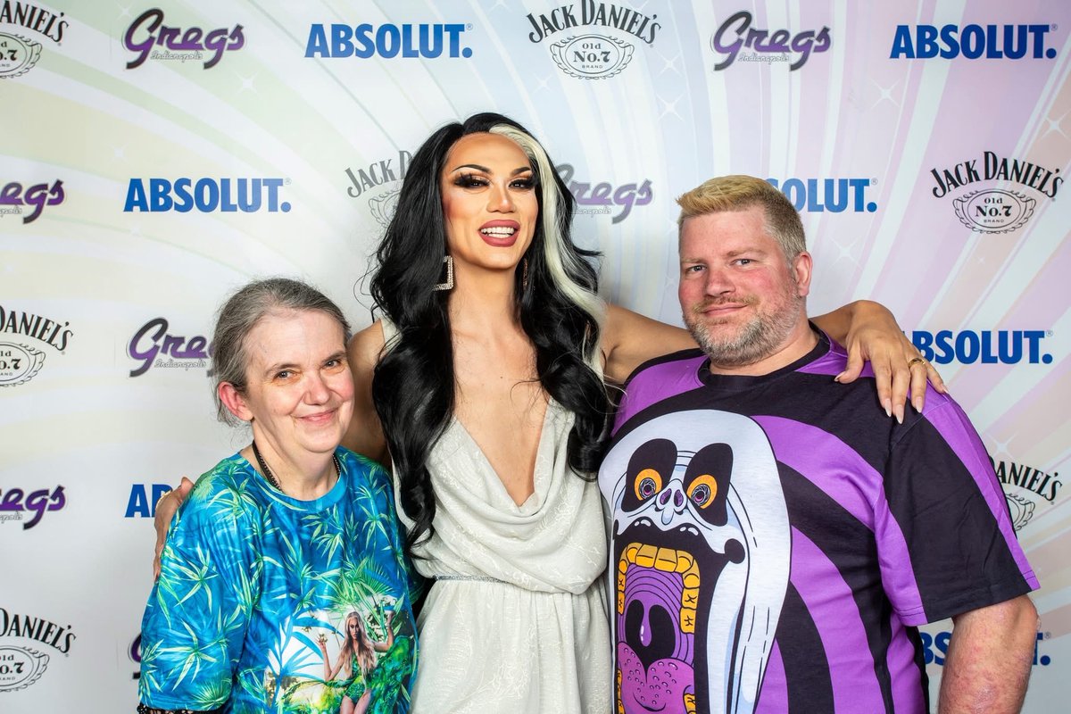 EnchantingEyez's tweet photo. Meeting @manilaluzon for a Hard Candy show https://t.co/yFDspwEqU5