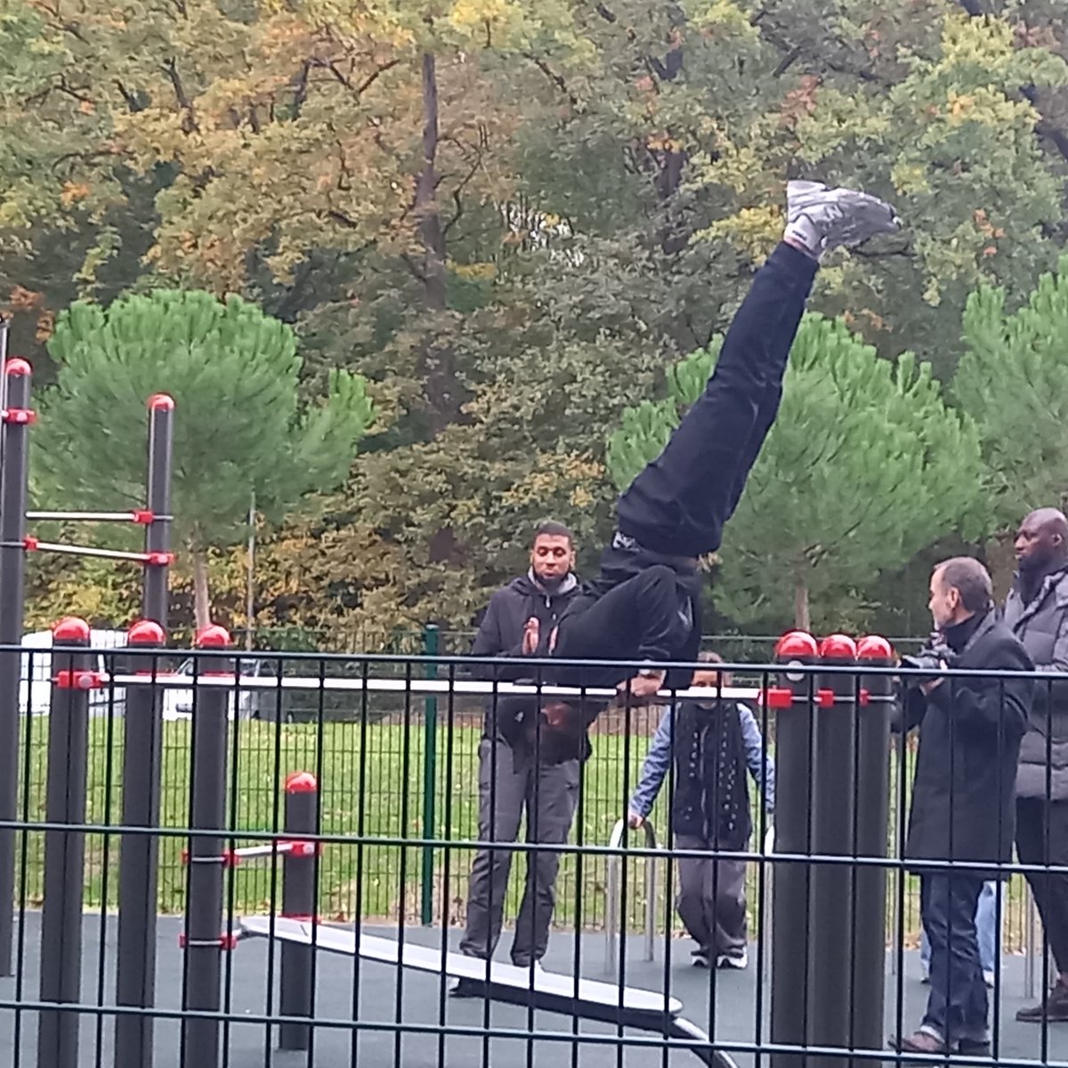 pepanier's tweet image. Inauguration du #streetworkout @Villeeaubonne 👏 projet co-construit #assisesdesjeunes transversal aux services #Jeunesse #sport #éducation #patrimoine pour ce bel outil #partagé #mixte #inclusif #intergénérationnel de la #parcdessportsduluat en pleine évolution !