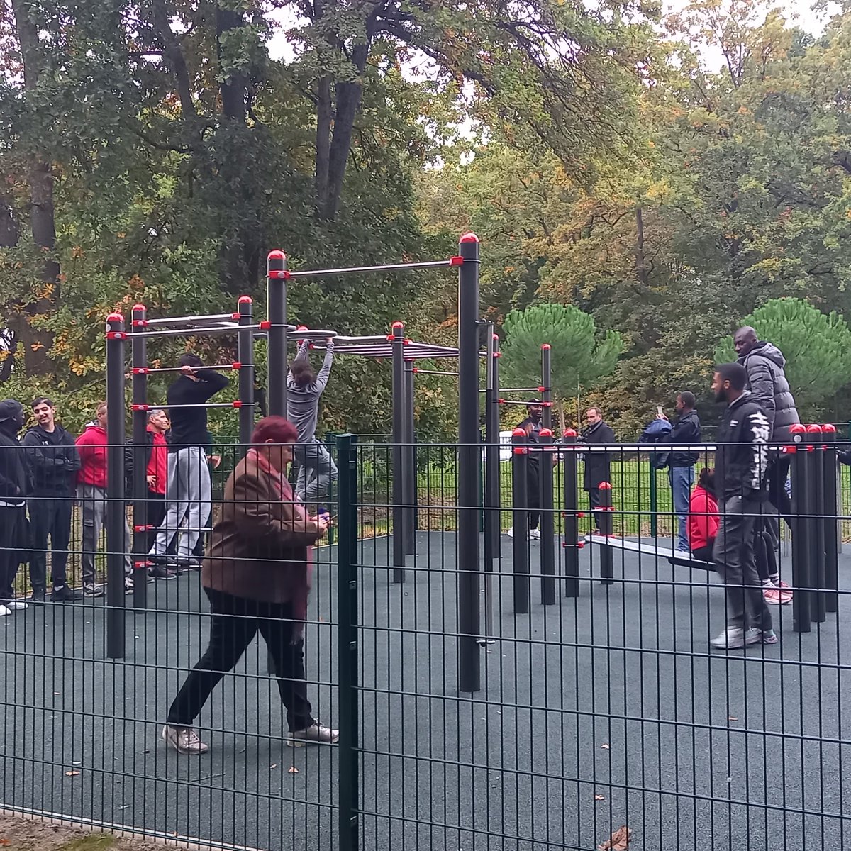 pepanier's tweet image. Inauguration du #streetworkout @Villeeaubonne 👏 projet co-construit #assisesdesjeunes transversal aux services #Jeunesse #sport #éducation #patrimoine pour ce bel outil #partagé #mixte #inclusif #intergénérationnel de la #parcdessportsduluat en pleine évolution !