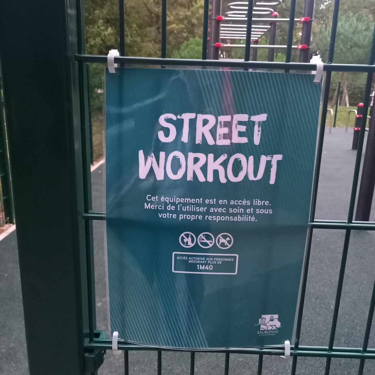 pepanier's tweet image. Inauguration du #streetworkout @Villeeaubonne 👏 projet co-construit #assisesdesjeunes transversal aux services #Jeunesse #sport #éducation #patrimoine pour ce bel outil #partagé #mixte #inclusif #intergénérationnel de la #parcdessportsduluat en pleine évolution !