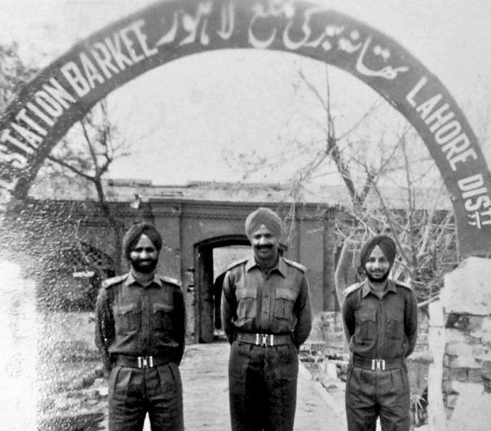 thehawkeyex's tweet image. Lahore toh tumhare chacha 1965 me nahi bacha paaye they. India Army walked in, had breakfast there and moved on. Tujhe madrassa me nahi padhaya hoga.