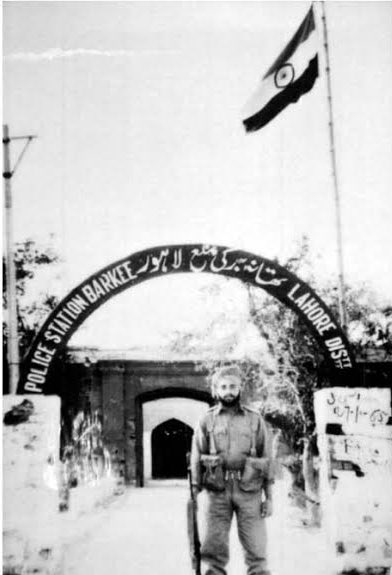 thehawkeyex's tweet image. Lahore toh tumhare chacha 1965 me nahi bacha paaye they. India Army walked in, had breakfast there and moved on. Tujhe madrassa me nahi padhaya hoga.