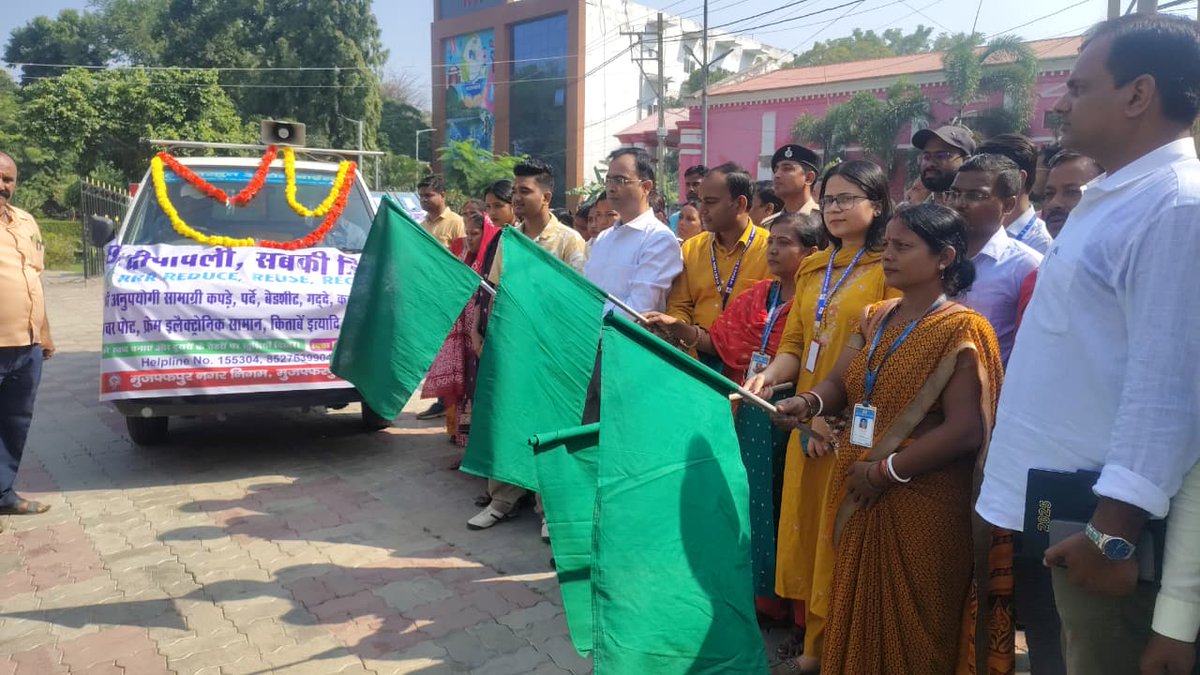 MSCLOfficial's tweet image. 🪔 स्वच्छ दीपावली - हम सब की जिम्मेदारी! - Reduce, Reuse, Recycle
नगर आयुक्त विक्रम विरकर ने RRR वाहन को हरी झंडी दिखाकर रवाना किया 🚛✨
यह वाहन शहर के वार्डों से पुराने कपड़े, किताबें, खिलौने व बर्तन एकत्र कर जरूरतमंदों तक पहुँचाएगा।
आइए, मनाएँ #स्वच्छदीपावली - हम सब की…