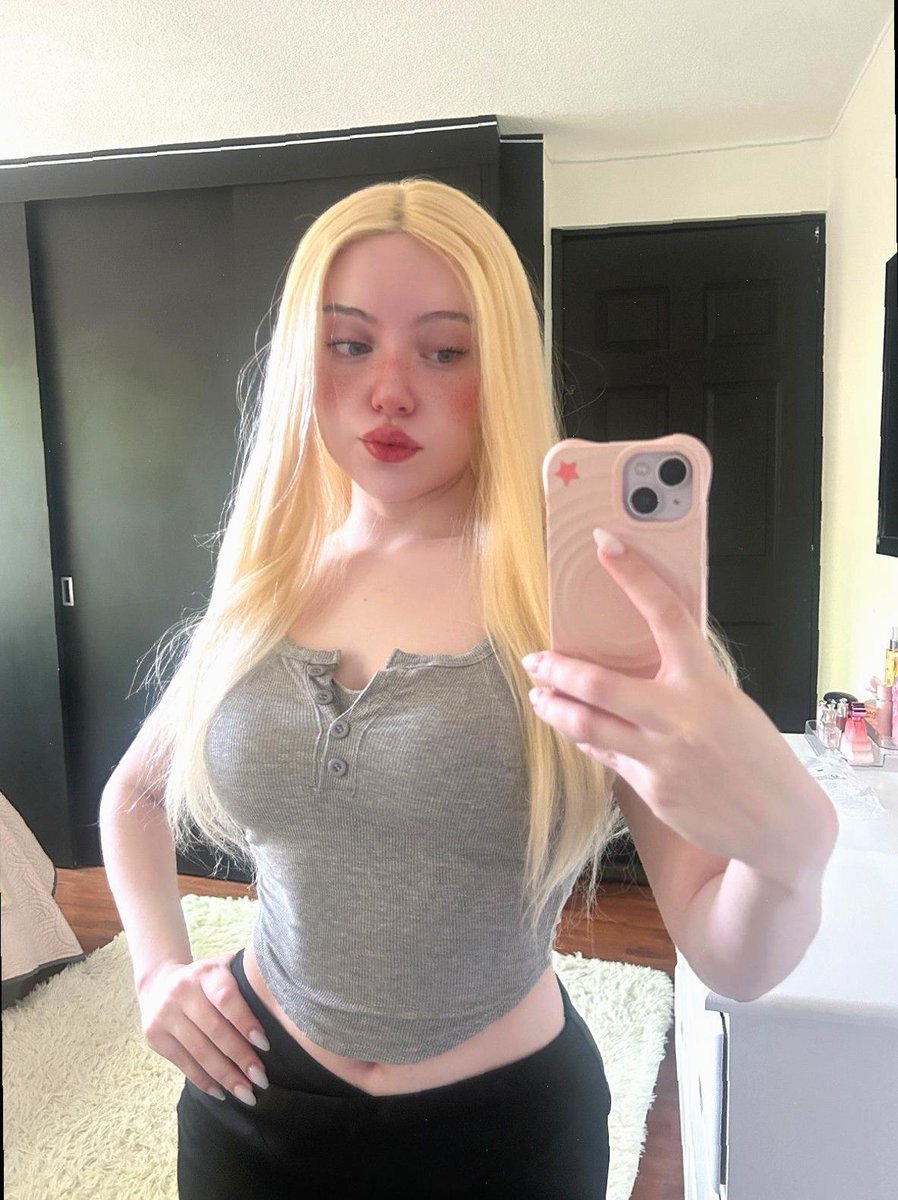 Molly Clark 🍒 tweet media