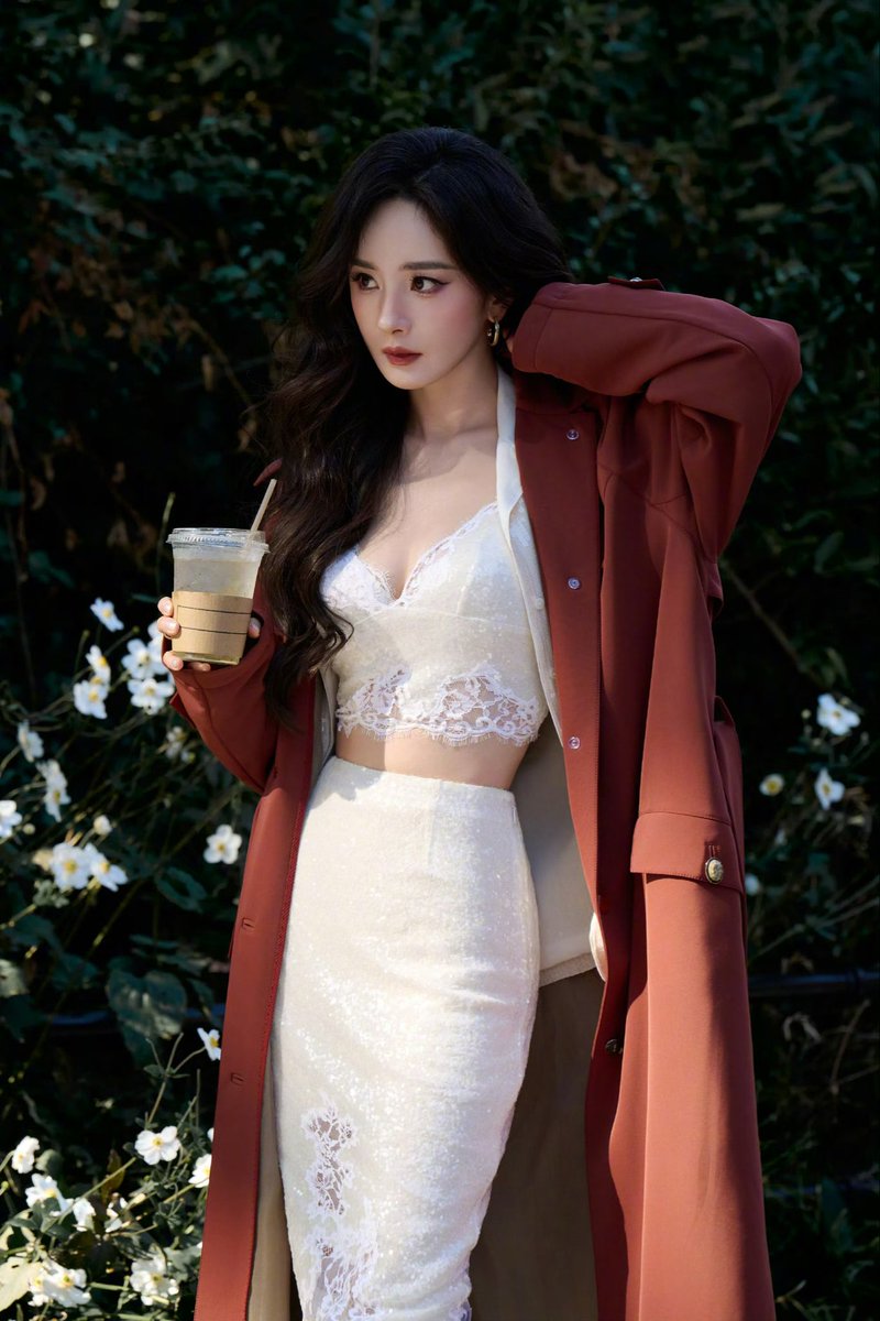 yangmi_kh's tweet photo. Yang Mi attends the Victoria’s Secret Fashion Show 2025 in New York 🇺🇸🖤🔥

#YangMi #杨��� 
#victoriassecretfashionshow2025 https://t.co/tlE7txsWBS