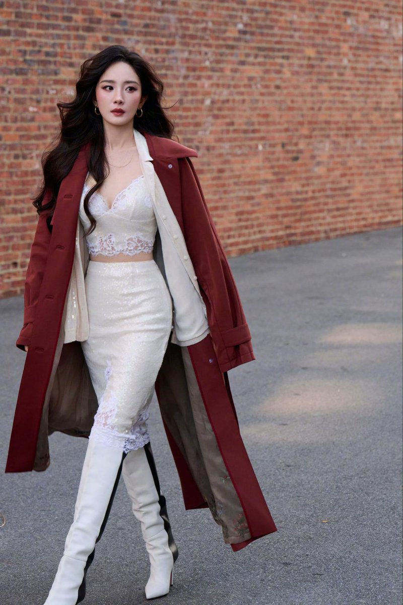 yangmi_kh's tweet photo. Yang Mi attends the Victoria’s Secret Fashion Show 2025 in New York 🇺🇸🖤🔥

#YangMi #杨幂 
#victoriassecretfashionshow2025 https://t.co/YuQ3foA6y3