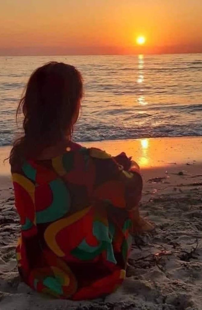 Brillas cuando ayudas 
a alguien que lo necesita.
Cuando sonríes a pesar 
de un mal día.. 
Cuando con una actitud
positiva enfrentas los retos
de la vida…
Cuando crees en ti misma.
Cuando eres agradecida y 
brillas cuando compartes 
tu brillo con los demás..
#FelizNoche 🧡💫