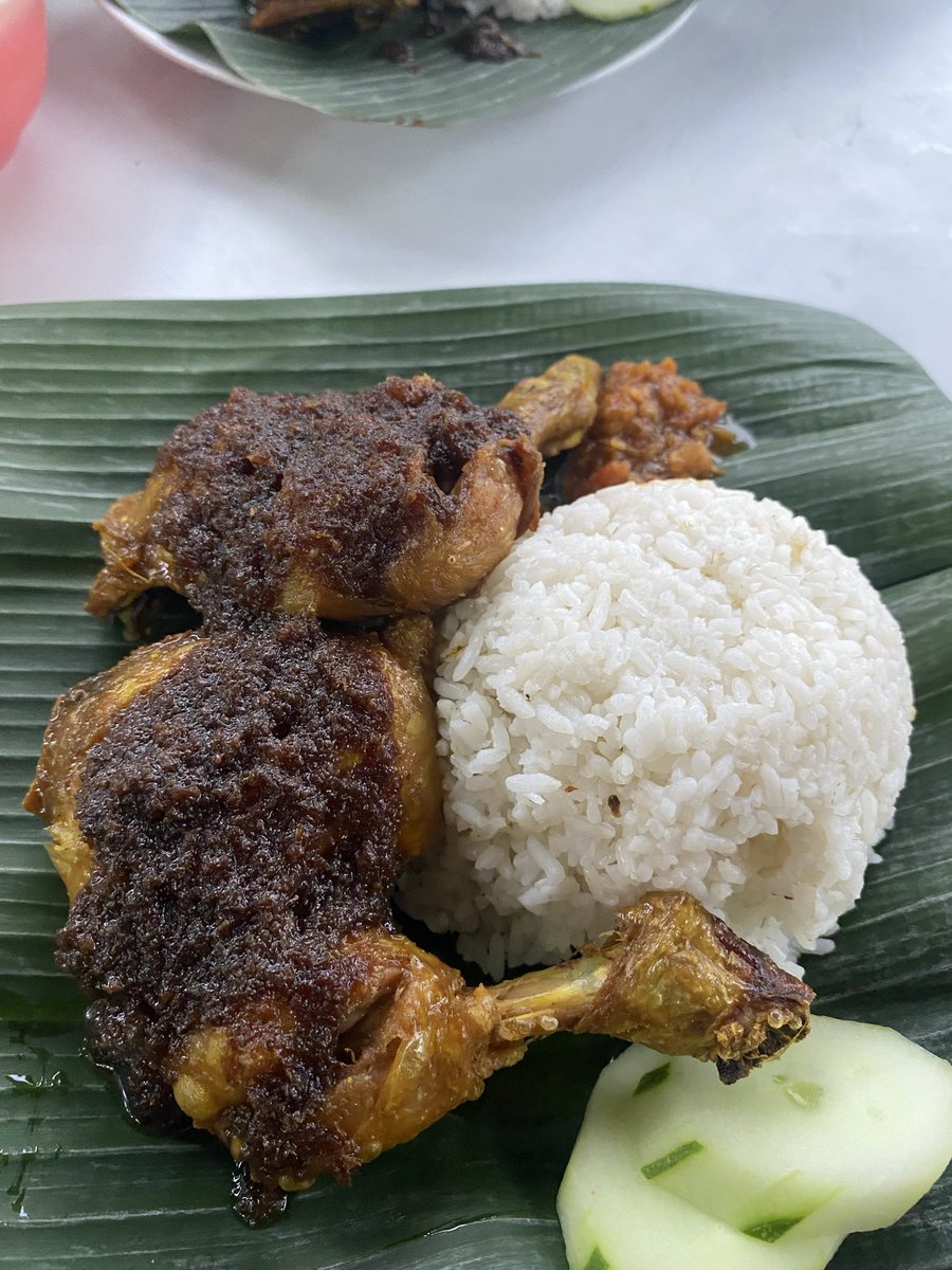 Yeayyy!! 
Akhirnyaaa... terpenuhi jugaa.. 
maaf kalo agak rakus, tapi posisinya emang lapar😭😭 + ayamnya enakkk