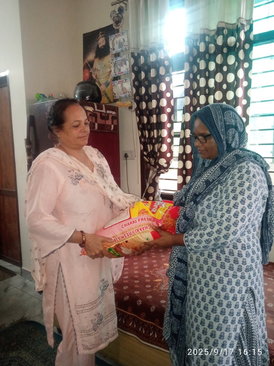 World Food Day reminds us that no one should sleep on an empty stomach. 🍛 Inspired by Saint Gurmeet Ram Rahim Ji, the volunteers of Dera Sacha Sauda are running a campaign to eradicate hunger by distributing food and ration to the needy through #FoodBank. ❤️ #WorldFoodDay