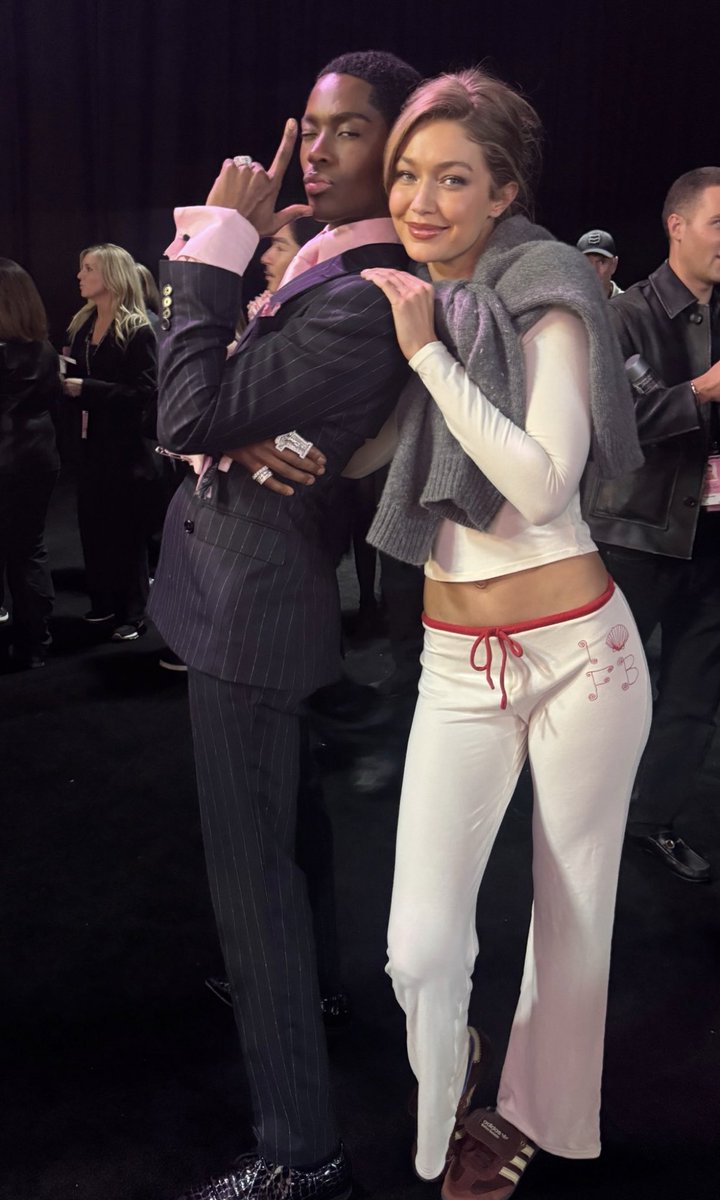 Gigi Hadid en el backstage del Victoria’s Secret fashion show 2025 en New York #VSFashionShow #VSFashionShow2025