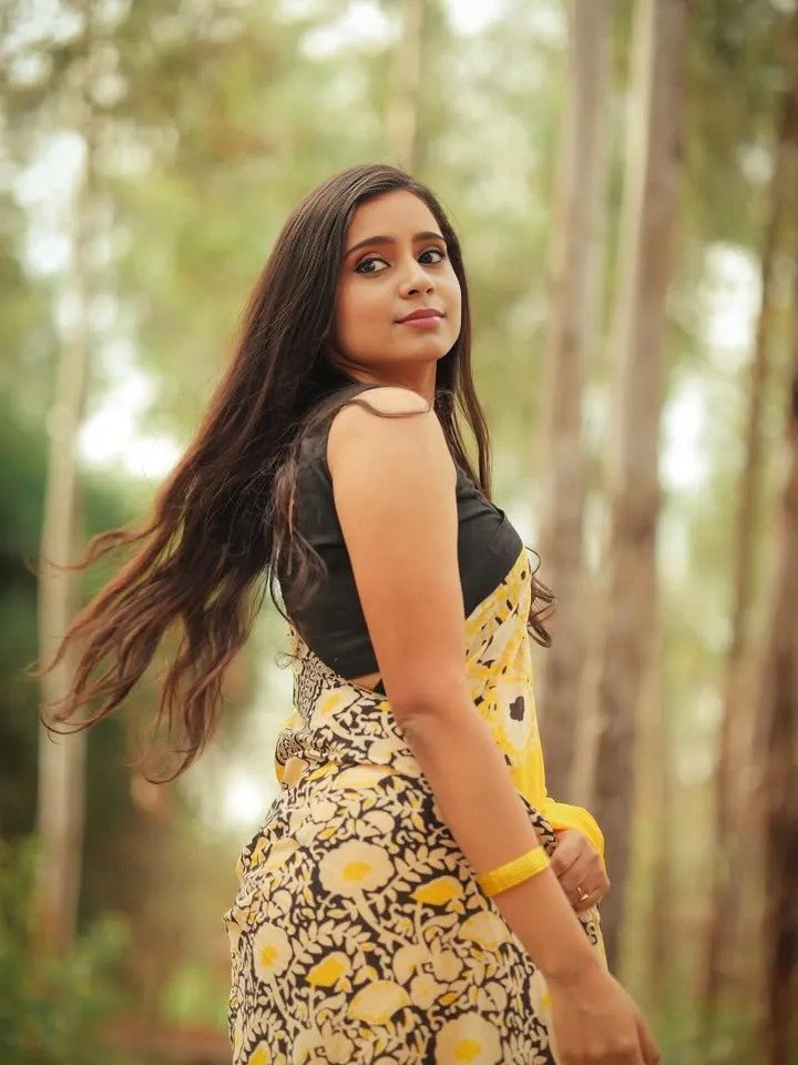 manisha_mithra's tweet photo. Life is tough, my darling, but so are you. #natureismagic #naturelovers #naturevibes #sareegirl #sareeblouse #sareestyles #sareelook #sareeflow #sareepose #sareemagic #sareetrends #sareeswag #sareeindia #traditionallook😍 #traditionalgirl #traditionalsaree #duskybeauty #Jailer https://t.co/1Ghc1SmgyB