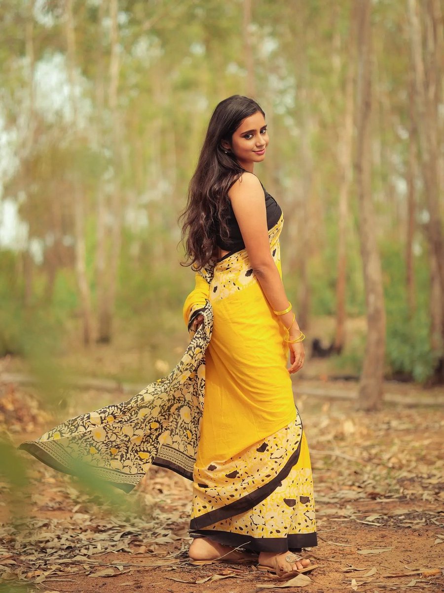 manisha_mithra's tweet photo. Life is tough, my darling, but so are you. #natureismagic #naturelovers #naturevibes #sareegirl #sareeblouse #sareestyles #sareelook #sareeflow #sareepose #sareemagic #sareetrends #sareeswag #sareeindia #traditionallook😍 #traditionalgirl #traditionalsaree #duskybeauty #Jailer https://t.co/1Ghc1SmgyB