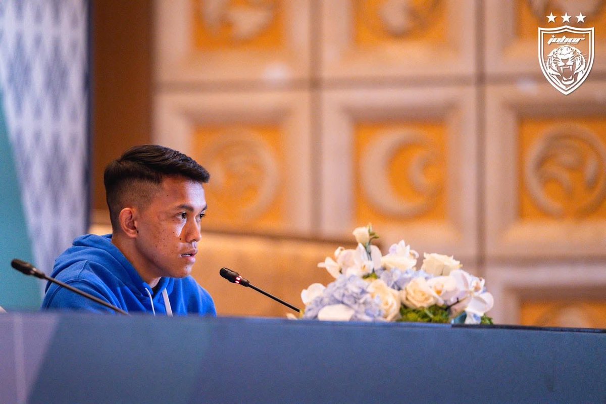 OfficialJohor's tweet photo. ARIF AIMAN AT AFC AWARDS 2025 PRESS CONFERENCE 

Johor Darul Ta'zim FC (JDT) player Arif Aiman Hanapi spoke to the media ahead of the AFC Awards 2025 in Riyadh, Saudi Arabia.

Arif was nominated for the prestigious AFC Player of the Year 2025 award along with Qatar's Akram Afif and Saudi Arabia's Salem Al Dawsari. Luaskan Kuasamu Johor.

More photos at https://t.co/HBpuYem585