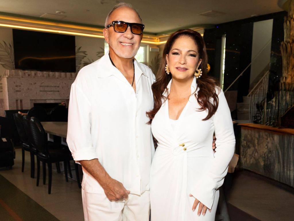 ¡Gloria Estefan ya tiene una calle con su nombre en Miami Beach!

La señal de tráfico fue revelada este lunes, en una ceremonia donde la artista estuvo acompañada por su esposo Emilio Estefan y autoridades locales que celebraron su legado musical y compromiso con la comunidad.