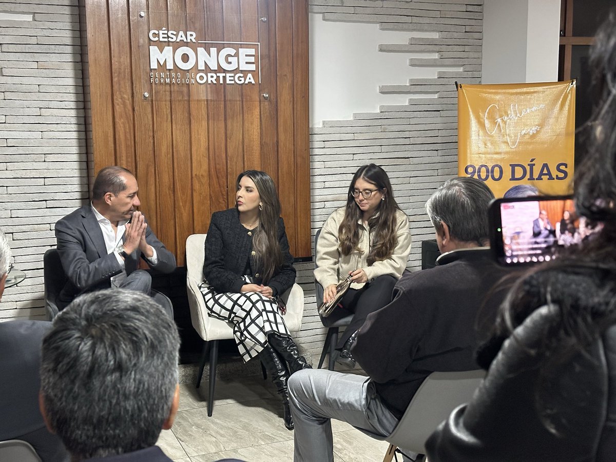 🎙️ #MiércolesSinFiltros
¿Debe el Ecuador permitir la instalación de bases extranjeras en su territorio? 🇪🇨

Analizamos este tema junto a <a href="/KathaHerreraA/">Katherine Herrera Aguilar</a>, experta en seguridad, y Carlos Larrea, ex vicecanciller de la República.

Un espacio para debatir con argumentos, sin filtros y