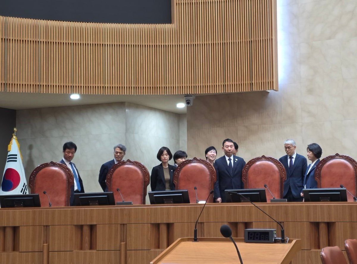 어제 민주당 법사위원들은 ‘이재명 무죄’를 위해 대법원을 현장 검증했다. 

불법 압수수색이나 마찬가지다. 

비공개 사진을 올린다.

사법부 독립의 상징, 대법정의 법대 위에도 올랐다. 

거대 민주당이 권력자 무죄를 만드려고 사법부를 짓밟는 상징적 장면이다. 

권력자에게 불리한 재판하면