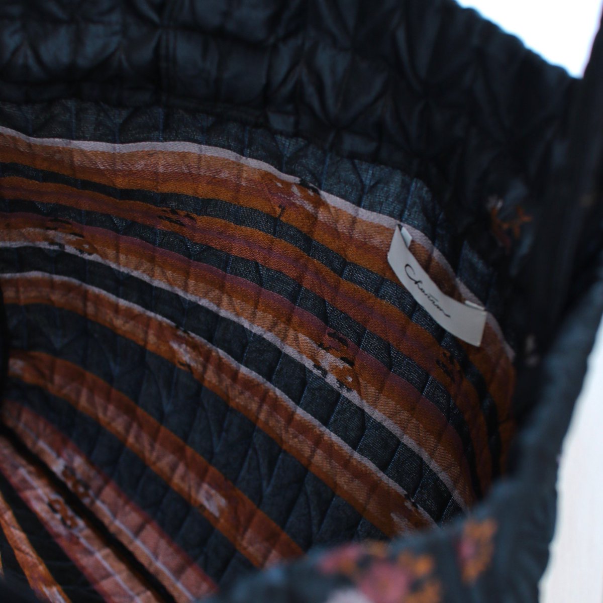 "Shoulder gather tote bag" 
これからの季節にぴったりのマトラッセ（ふくれ織）で織られたジャカード生地を使用したショルダーギャザートートバッグです。
生地のふわっとした風合いを活かし、裏地無しで軽く仕上げました。ネイビーの落ち着いた色合いに2種類の小花柄が上品な雰囲気です。