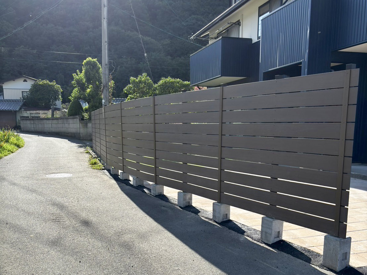 ／
外構リフォームで
暮らしの質をランクアップ❗️
＼
植栽や雑草が生い茂っていた
外構空間をフルリフォーム✨
居心地良い外構空間に♪

#外構リフォーム #外構工事
#庭リフォーム #エクステリア
#外構業者 #人工芝 #フェンス
#インターロッキング #外構
#ガーテリア松本店