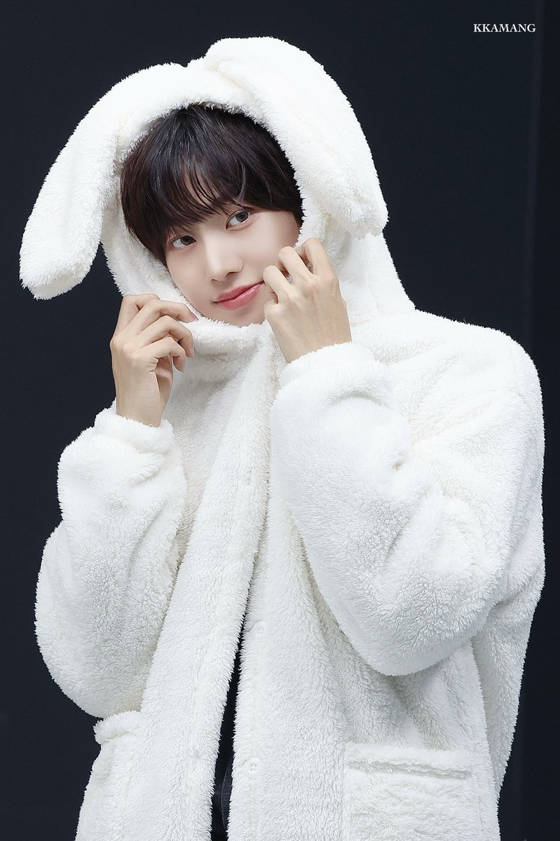kkamang_berr's tweet photo. 251009 헬로라이브 아이딧 팬싸인회

꺼멍..? 하얀..? 토끼🐰

#아이딧 #박성현 #IDID #PARKSEONGHYEON https://t.co/afq2xsNjKP