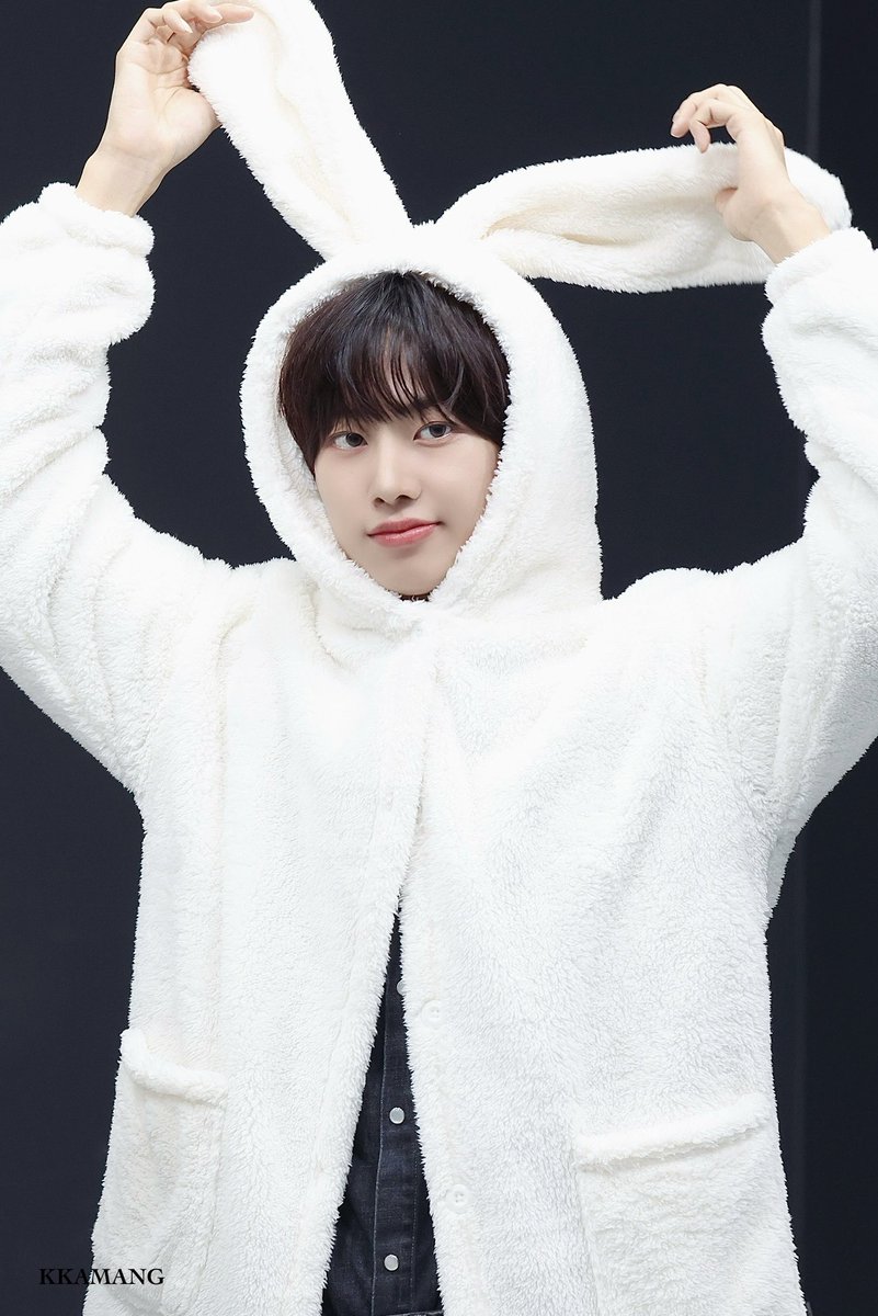 kkamang_berr's tweet photo. 251009 헬로라이브 아이딧 팬싸인회

꺼멍..? 하얀..? 토끼🐰

#아이딧 #박성현 #IDID #PARKSEONGHYEON https://t.co/afq2xsNjKP