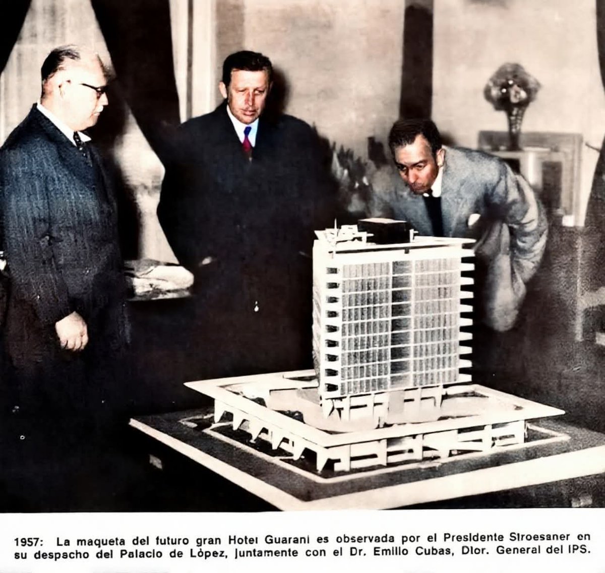 Los arquitectos brasileños Adolpho Rubio Morales, Ricardo Sievers, Rubens Carneiro Vianna juntos con el Proyecto del Hotel Guaraní en 1957.