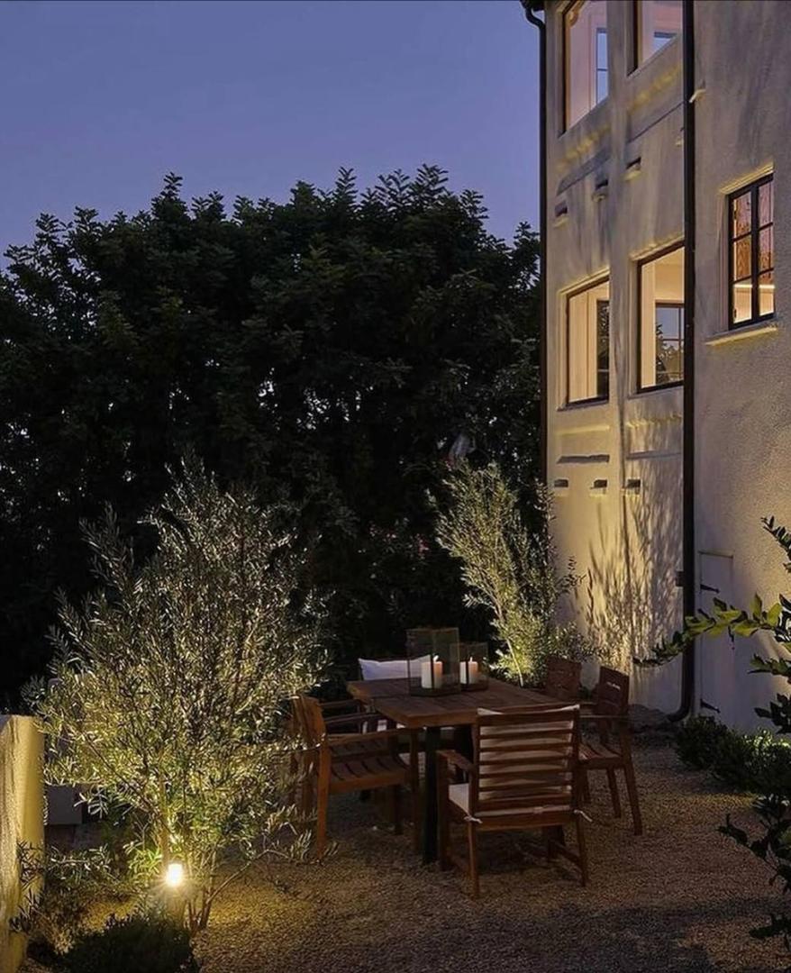 ¡La nueva casa de Sabrina Carpenter! Así es su mansión de $4.4 millones en Hollywood Hills.

La cantante se hizo dueña de la mansión de estilo español, por $400 mil debajo del precio inicial. Con interiores chic y modernos, impresionantes vistas y más de 3,400 pies cuadrados.