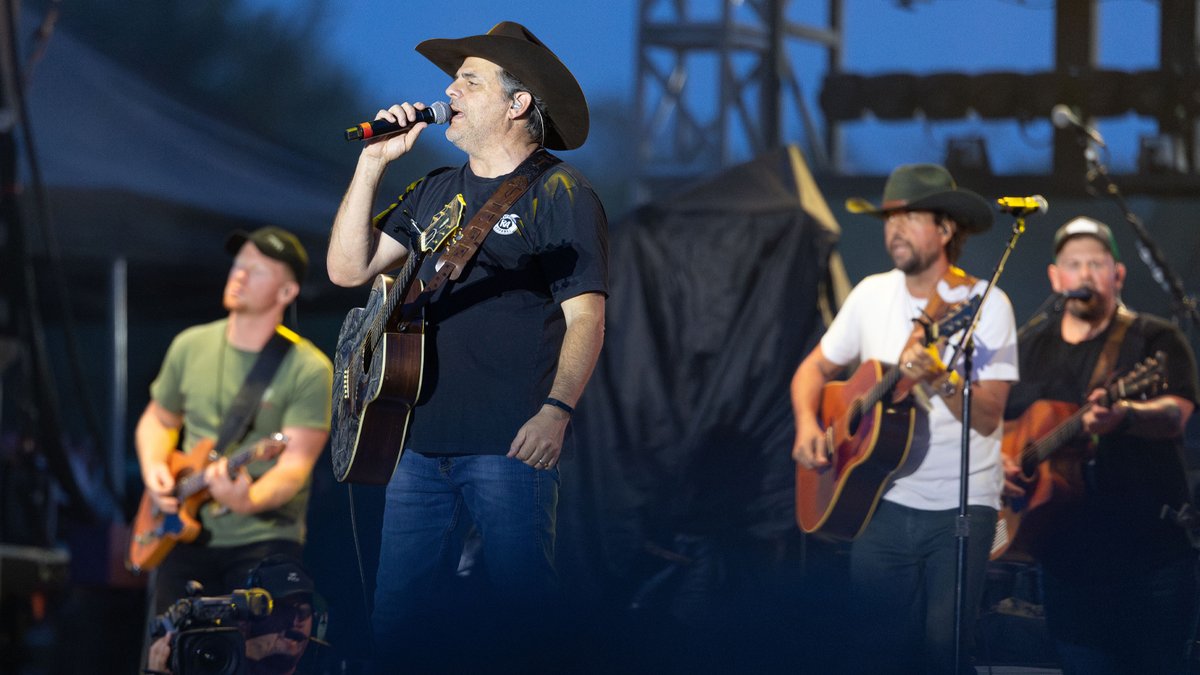 reelwavemedia's tweet photo. Luke Bryan's Farm Tour 2025 featuring Tyler Hubbard, Zach John King , The Peach Pickers, and DJ Rock https://t.co/xCnLpMngwj