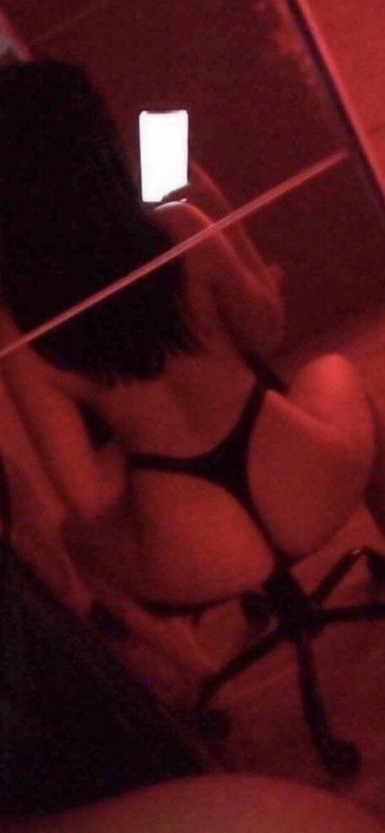sevdeeherrin's tweet photo. wer ist da für eine latenight session 🐶🐶 paypig findom herrin https://t.co/fCmytvR73H