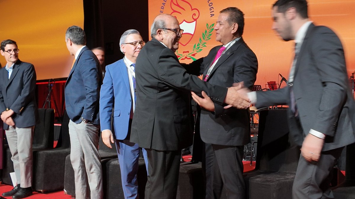 smexcardiologia's tweet photo. La Sociedad Mexicana de Cardiología galardona con el Premio “Salvador Aceves” al maestro distinguido: el Dr . Enrique Gómez Álvarez #soysmc #congresosmc https://t.co/NyP060HOjs