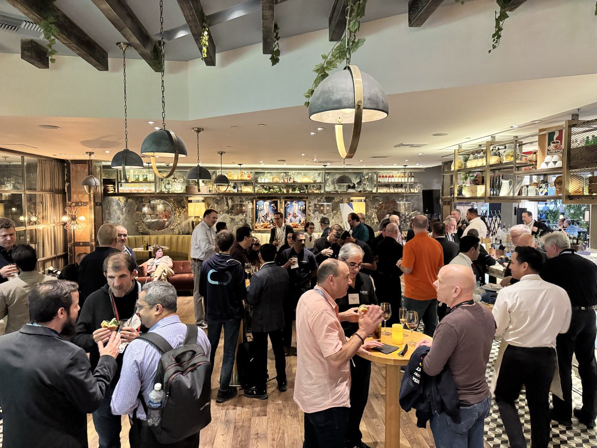 oracleace's tweet image. Our #OracleAIWorld reception is in full swing!