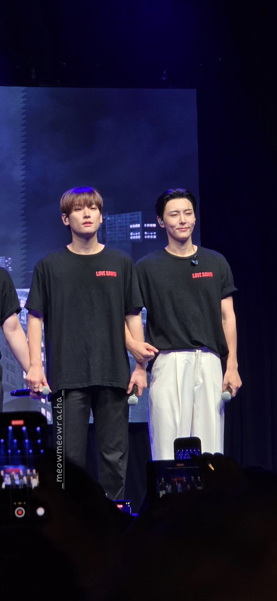 InSeong_Terryy's tweet photo. งืออออออ น่ารักจัง คล้องแขนพี่เพราะพี่ถือไมค์ จับมือไม่ได้ 🥺 #อินแจ #InJae https://t.co/i3XI7VEHK7