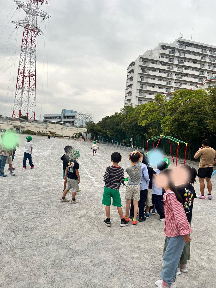sayakaa83's tweet photo. 公園や学校をお借りして、最先端の自動計測器(#光電管 )、#FLASHWATCH を使って、子供たちと楽しく走っています!
疲れ知らずで羨ましい笑 https://t.co/9NCRVLqzt0