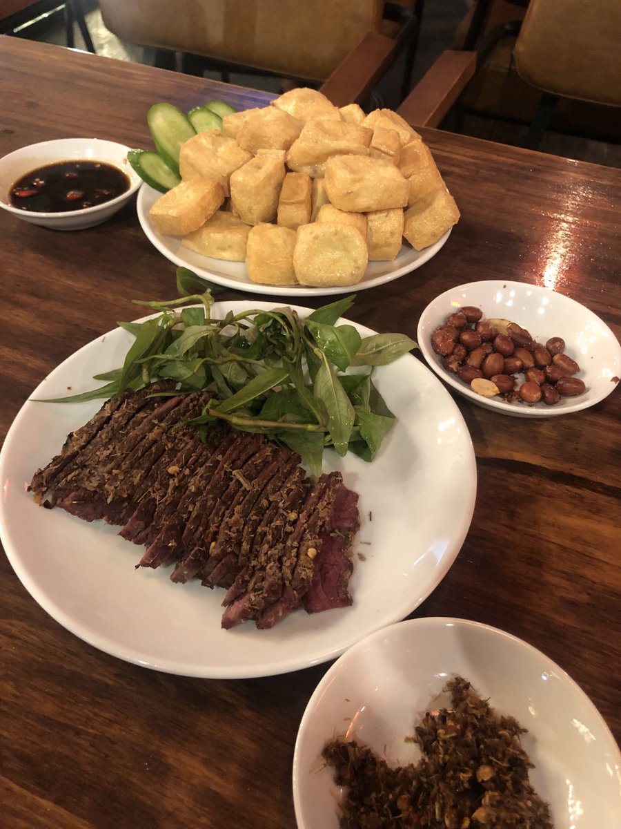 1965takenyanko's tweet photo. ローカルでのちょい飲みコース模索中。
缶ビールには飽きてきたので、クラフトビールのお店はありがたい。一人飲みにはつまみの量が多いのが難点。締めにグアバ出てくるのが嬉しい。
〆の麺は、選択肢たくさんあるのがいい。今回はBunQuay。tapcam75kだけどあっさりスープが体に染みる。
#govap
#HUGO https://t.co/PIKPEuaLly