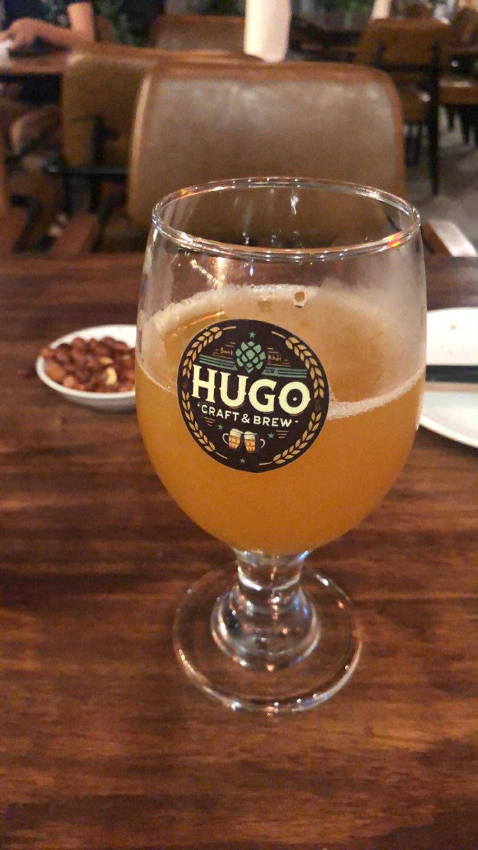 1965takenyanko's tweet photo. ローカルでのちょい飲みコース模索中。
缶ビールには飽きてきたので、クラフトビールのお店はありがたい。一人飲みにはつまみの量が多いのが難点。締めにグアバ出てくるのが嬉しい。
〆の麺は、選択肢たくさんあるのがいい。今回はBunQuay。tapcam75kだけどあっさりスープが体に染みる。
#govap
#HUGO https://t.co/PIKPEuaLly