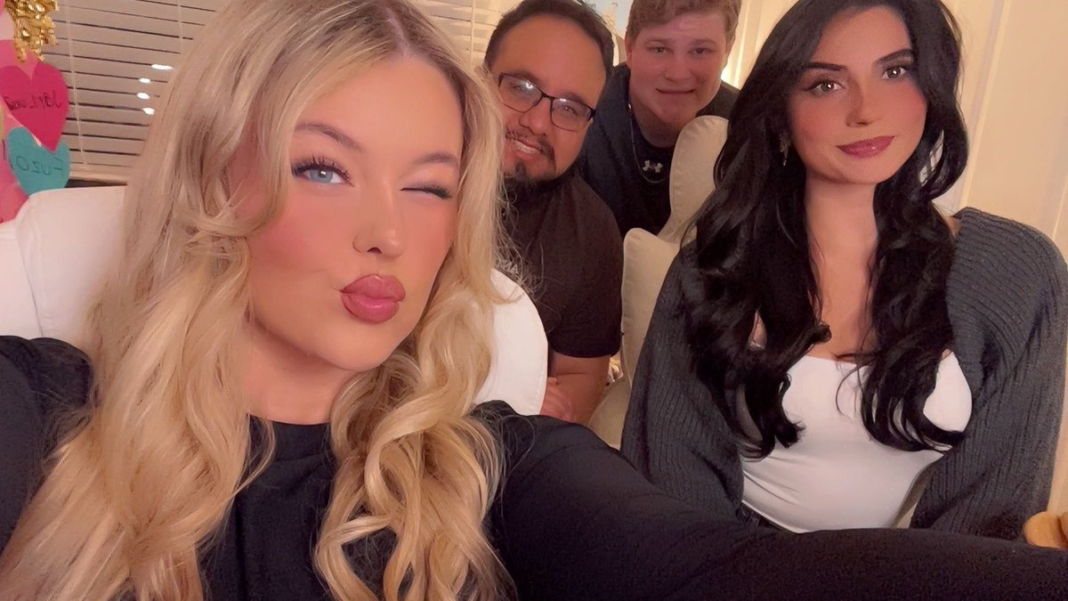 Blind, deaf, mute baking w/ <a href="/jennetdaria/">jennet 🌷➡️ TWITCHCON SAN DIEGO</a>  <a href="/xElChoji/">Choji ➡️ TWITCHCON SAN DIEGO 🖤</a> <a href="/5cent123/">5cent123 ➡️ TWITCHCON SAN DIEGO</a> 

come say hello! 💜