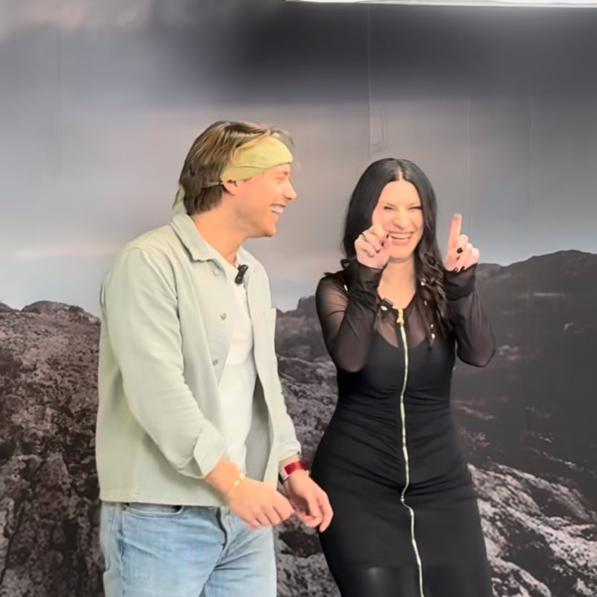 brendamonbe's tweet image. aldo pasó de cantar las de laura pausini en el gym a verla en persona JAJAJAJA él está cumpliendo su sueño 😂