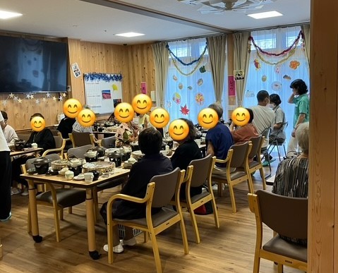 info_shigeyoshi's tweet photo. お客様からお寄せ頂いた写真投稿をご紹介致します♪
お集りのお食事にしげよしのお食い初めのお料理を選んで頂き光栄です！
穏やかで温かな雰囲気が伝わってまいります😊
今後も、心を込めたお料理を通して笑顔をお届けできるよう努めてまいります🌸 https://t.co/ifQjL0ciGt