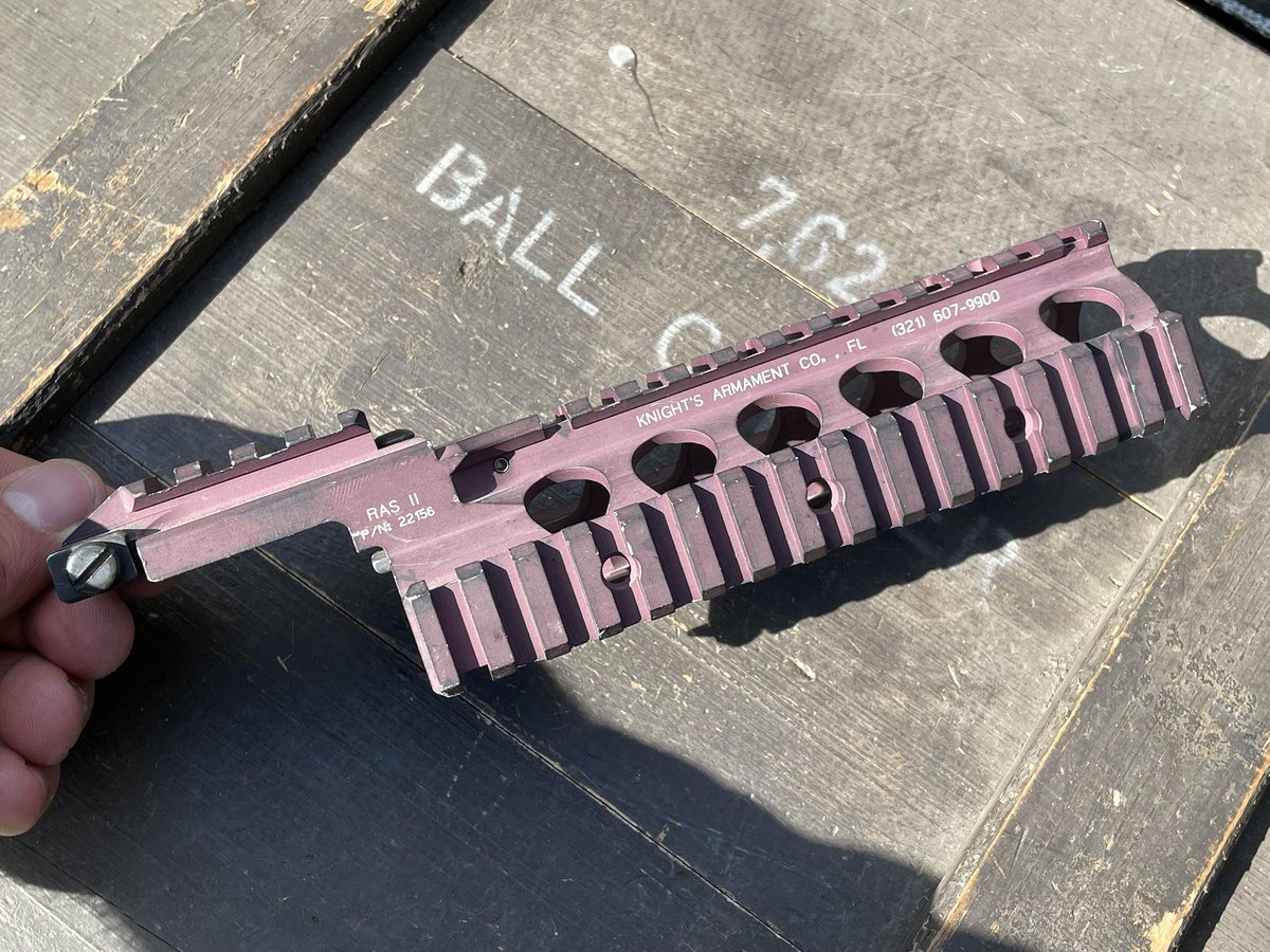 bentley_jubilee's tweet image. 稀少なWilcox刻印のナイツアーマメント製RASⅡ
シリアルナンバーはKACとWilcoxのダブルネームとなっており、WilcoxとKACの合作は後にも先にもこれだけ
Wilcox P/N 15201G02
Knights Armament Company P/N 25156
M4A1 Interfaceの名称でAN PEQ7のフリーフロートレイルとして構成されていました