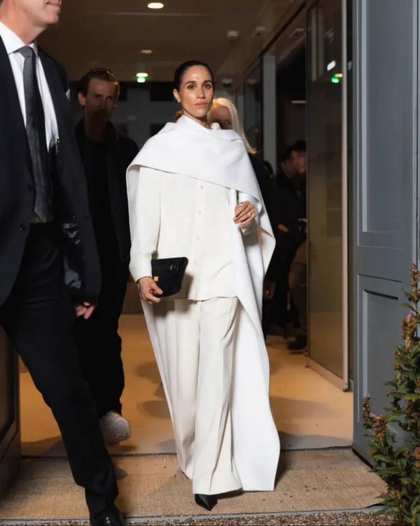 ¿Se autoinvitó? El diseñador de Balenciaga revela que Meghan Markle solicitó asistir al desfile en París Fahion Week
El nuevo director creativo de Balenciaga, Pierpaolo Piccioli, reveló que la duquesa de Sussex no fue invitada formalmente por la marca, ella misma hizo el contacto