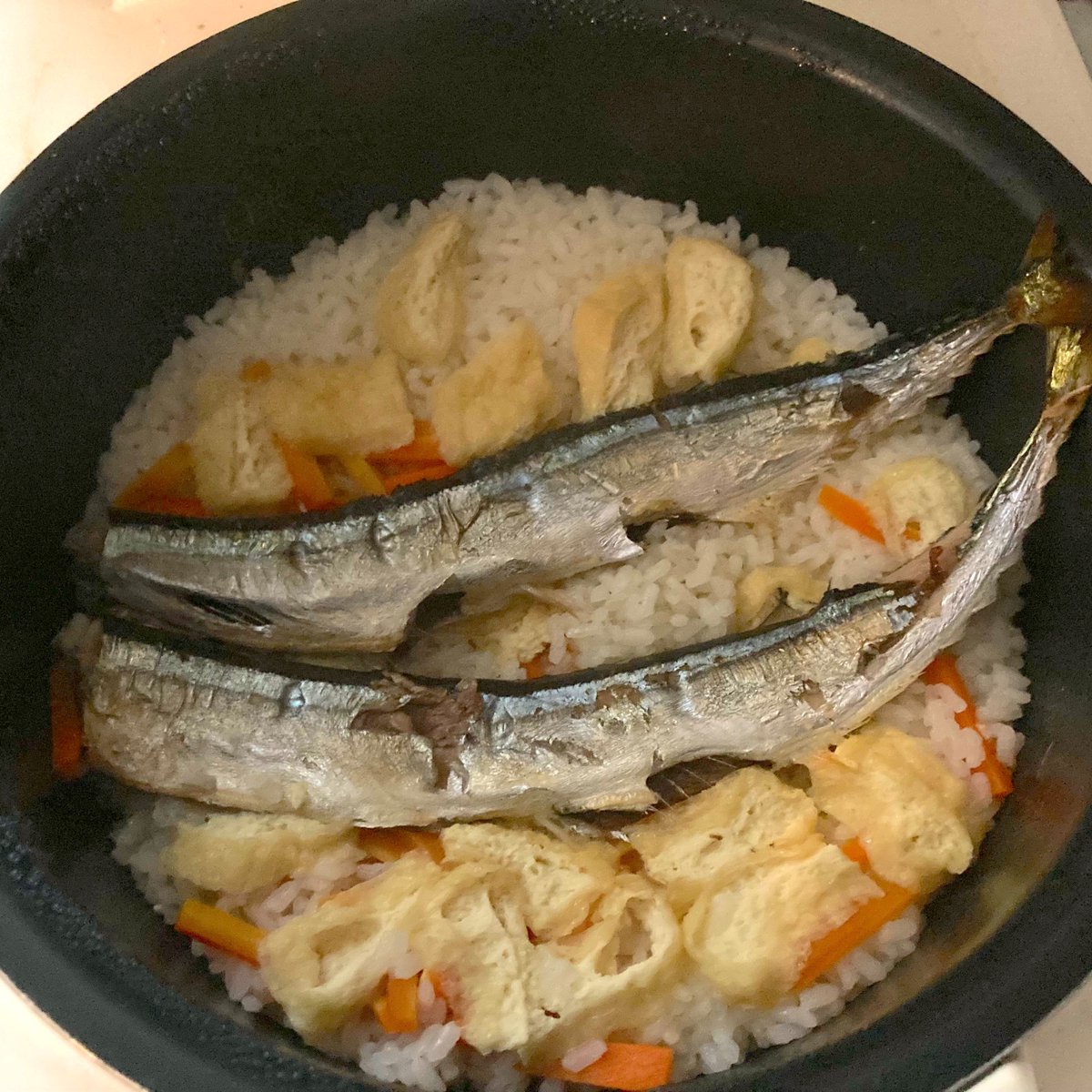 bellbell_foods's tweet image. おは羊ございます🔔

北海道ではサンマの季節。豊漁らしいですが、まだ昔の半分以下らしいですね。でもたまに1尾100円で買えるのは嬉しい

先日作った簡単秋刀魚ご飯🍚3合の米と通常の量の水に、好きな具材と焼きサンマを入れて、北海道万能根昆布だしを大さじ3杯入れて炊くだけでウマウマでした😋