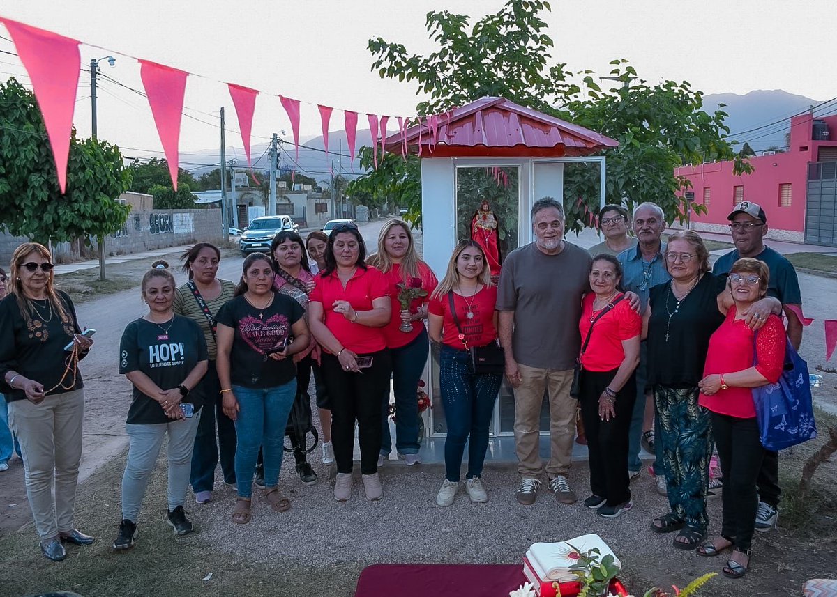 ArielPuy's tweet photo. Junto a los vecinos del B° Saul Ubaldini compartimos una emotiva ceremonia de inauguración de la gruta y entronización de la imagen del Sagrado Corazón de Jesús.

Fue una idea de las familias que acompañamos gratamente, porque sabemos del valor que le aportarán a este nuevo lugar de fe y encuentro para toda la comunidad.