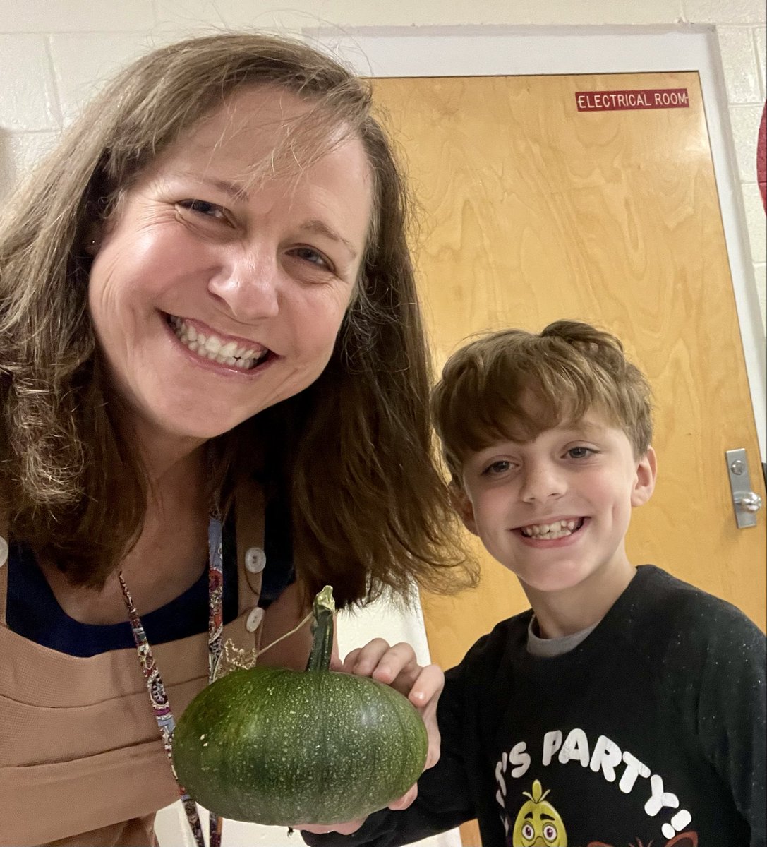 mlchenot's tweet image. A past student brought me a baby Pumpkin Jack from our classroom plant two years ago!!! So exciting!