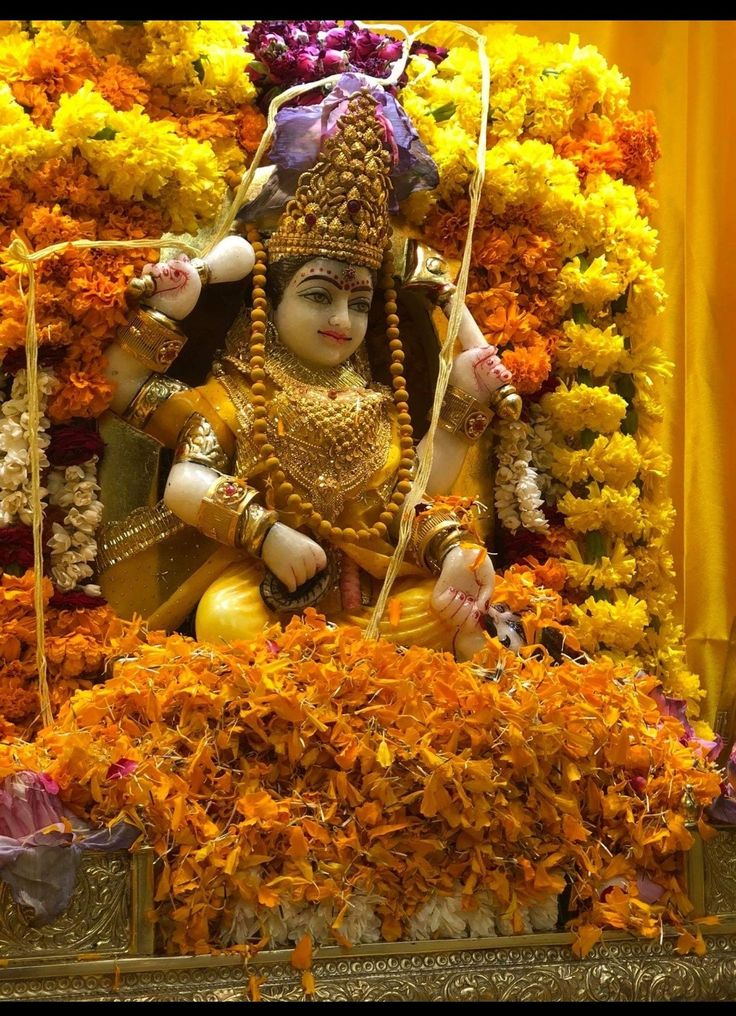 मां बगलामुखी की कृपा से शत्रु निस्तेज हो जाते हैं, अन्याय पर न्याय की विजय होती है।
जो मां का सच्चे मन से ध्यान करता है, उसके चारों ओर स्वयं शक्ति का कवच बन जाता है।
जय मां बगलामुखी 🙏