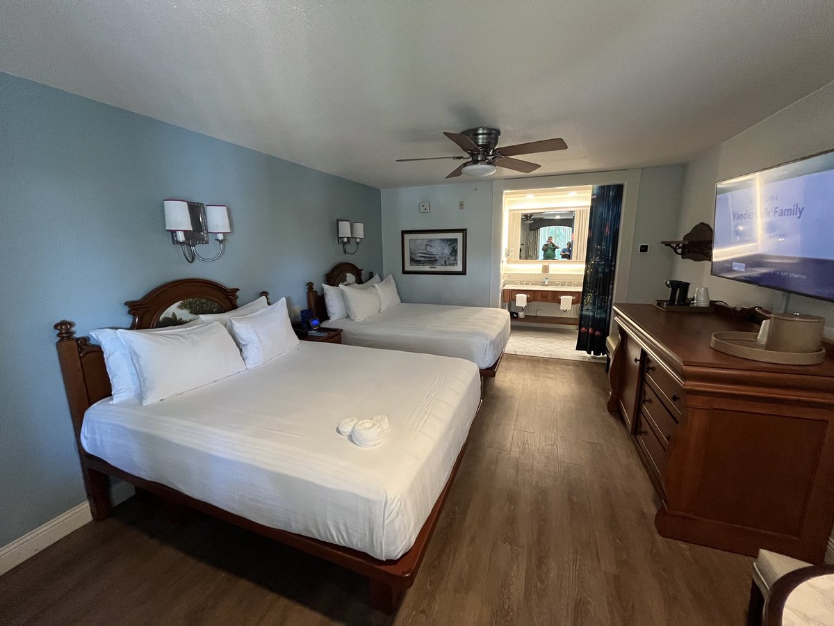 Disney Clips Guy tweet media