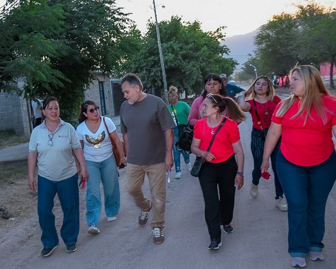 ArielPuy's tweet photo. Retomamos el programa Vivienda en tu Barrio donde participaron 197 familias de los barrios Saúl Ubaldini y Henry Sánchez que pudieron realizar consultas y hacer los trámites correspondientes para avanzar con la escrituración de sus viviendas.

Estos abordajes territoriales nos permiten hablar cara a cara con la gente, conocer lo que están pasando, aportar soluciones y esto nos alienta a seguir llevando estos encuentros a todos los barrios.

Sabemos de la situación crítica que atraviesa nuestro país, por eso tenemos que adecuar las decisiones administrativas y estratégicas a la realidad de las familias, para ejecutar políticas que tiendan al equilibrio y la razonabilidad.

@QuintelaRicardo gobernador
