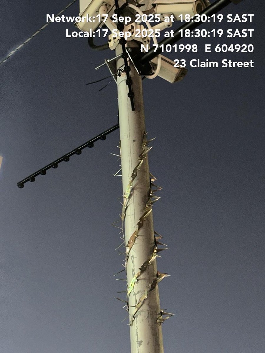 PublicSafetyMMC's tweet image. ♦️ IN PICTURES ♦️

MMC  Public Safety Dr Mgcini Tshwaku will be rolling out a state-of-the-art Smart Poles, equipped with a 3kVA off-grid solar system, remote monitoring and configuration, an integrated 300W streetlight, an electric fence, anti-climb spikes, and 4–6 days of…